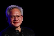 六爻八卦英伟达黄仁勋：编程人工智能如今就像训练一个人
